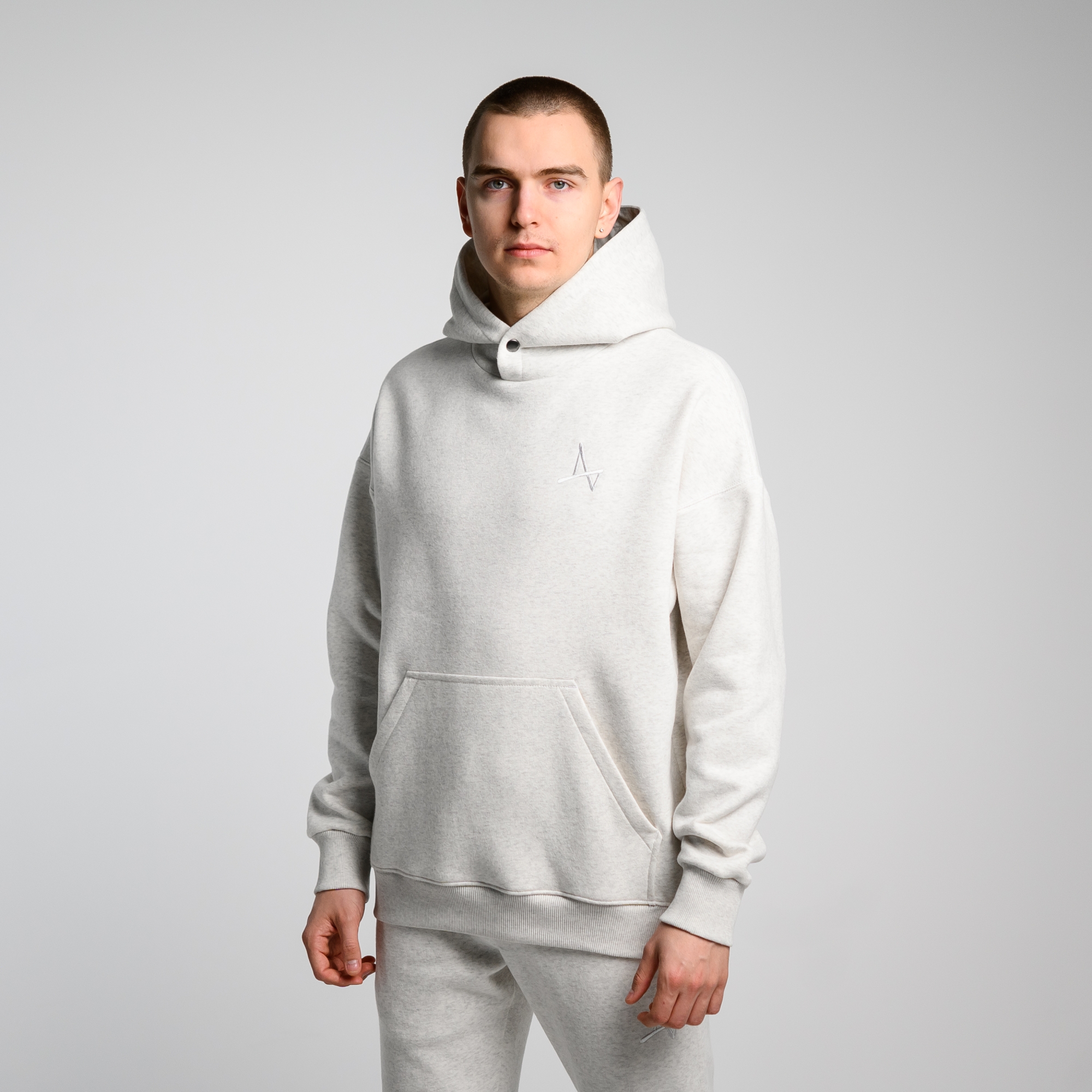 Утеплённое худи с кнопкой