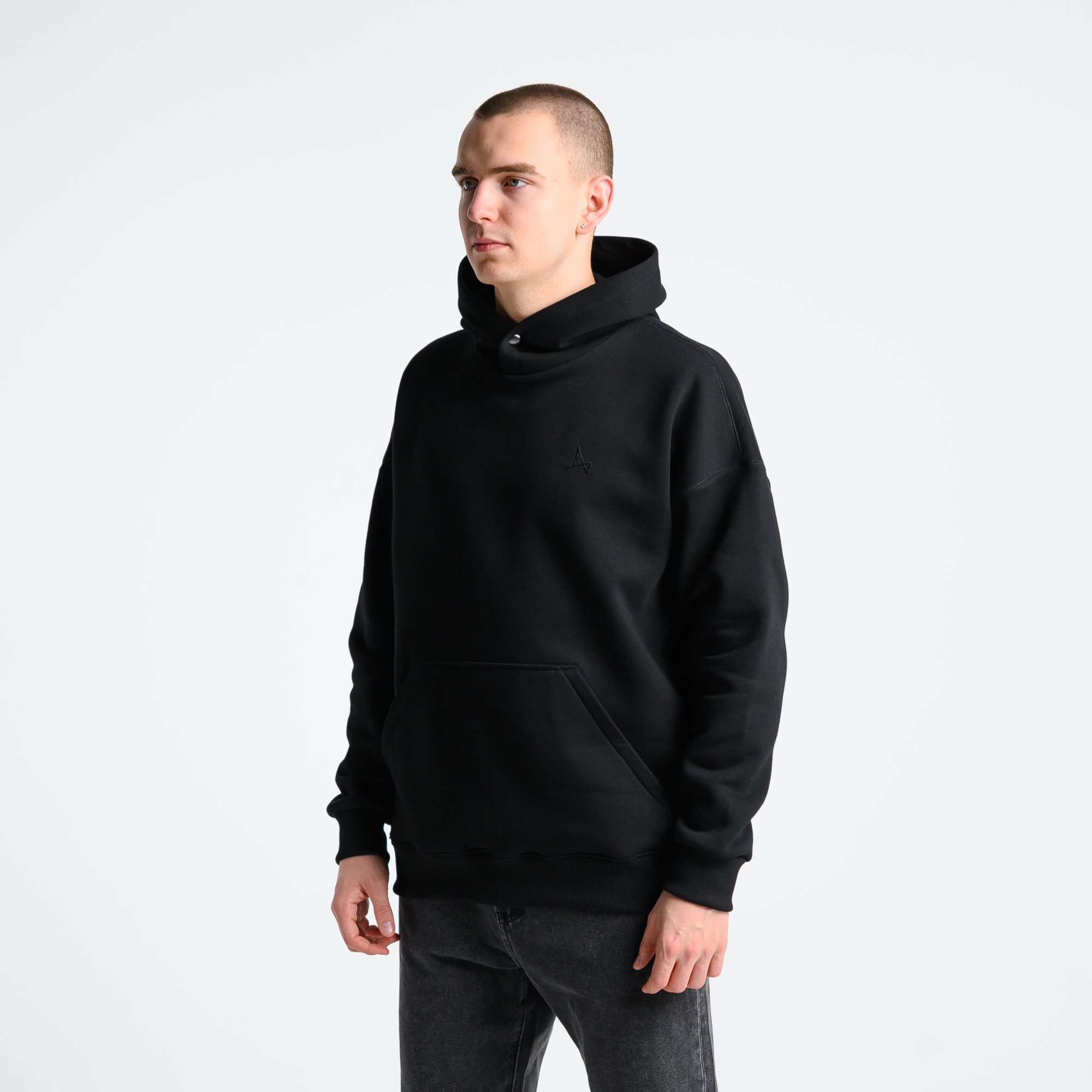 Утеплённое худи с вышивкой