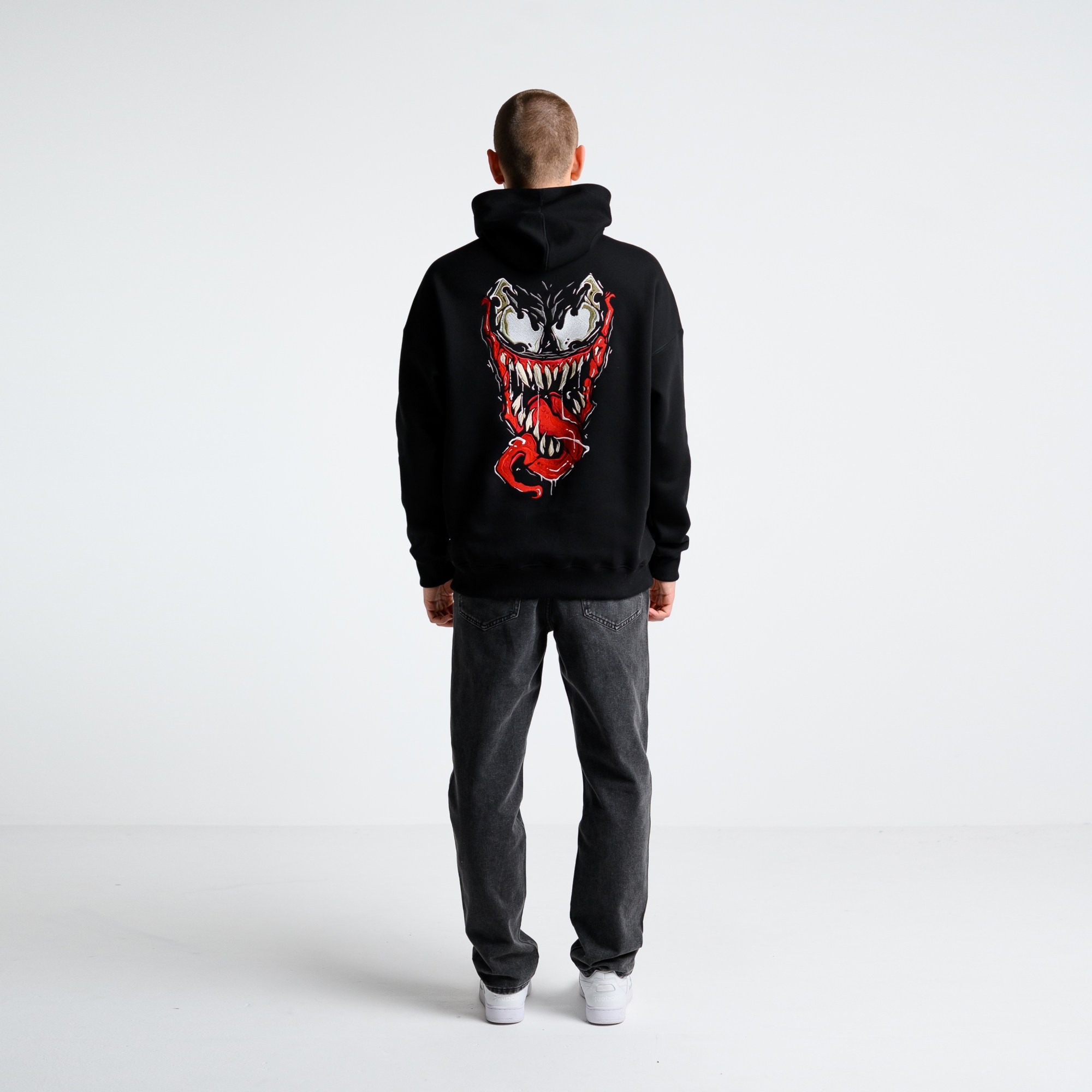 Утеплённое худи с вышивкой