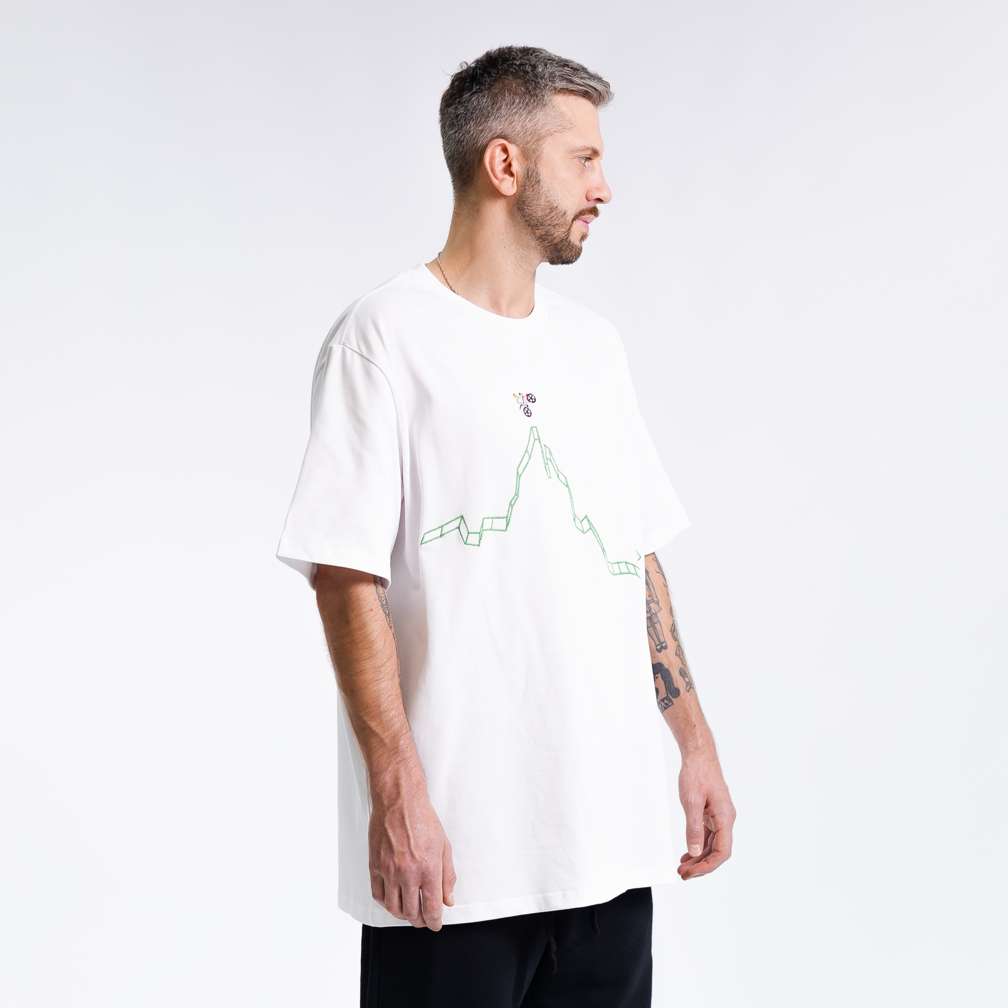 Футболка с вышивкой