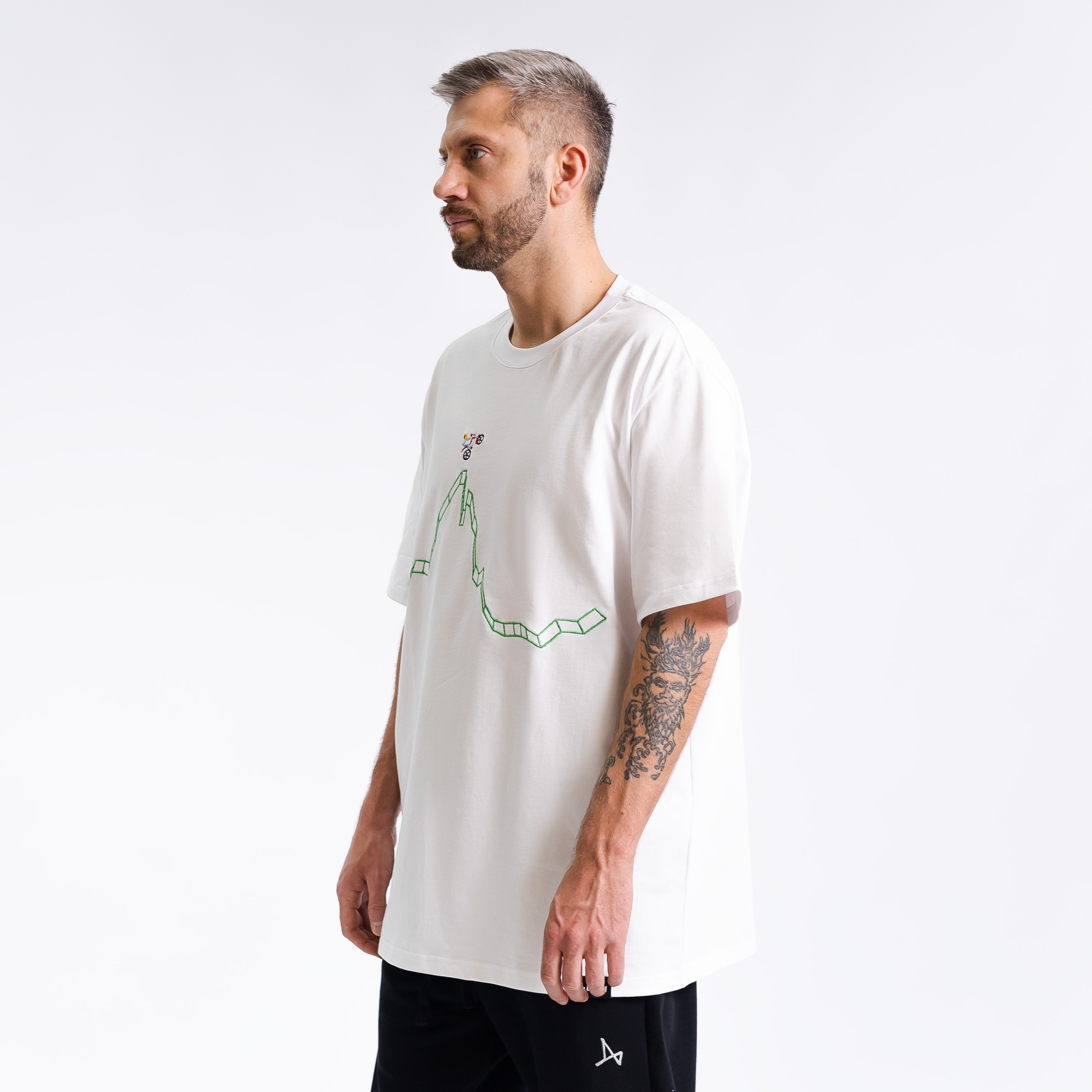 Футболка с вышивкой