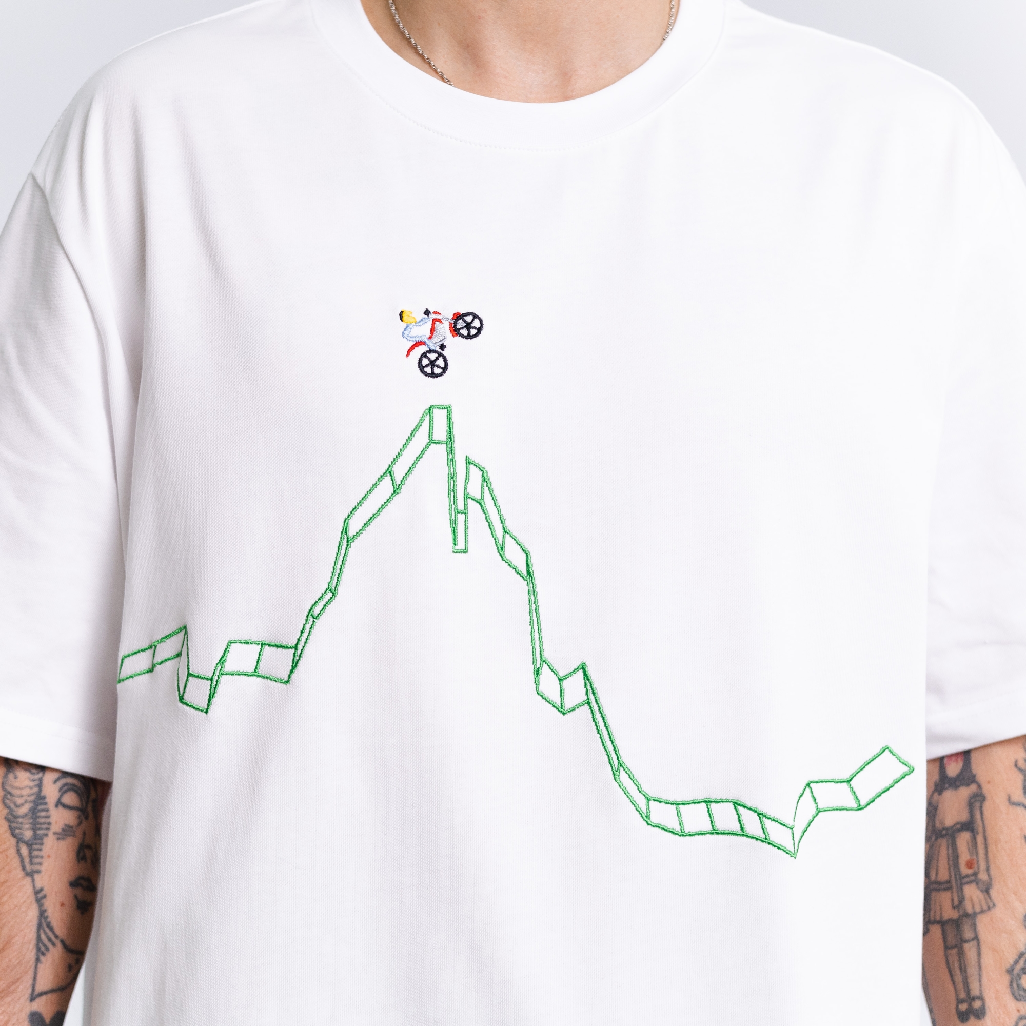 Футболка с вышивкой