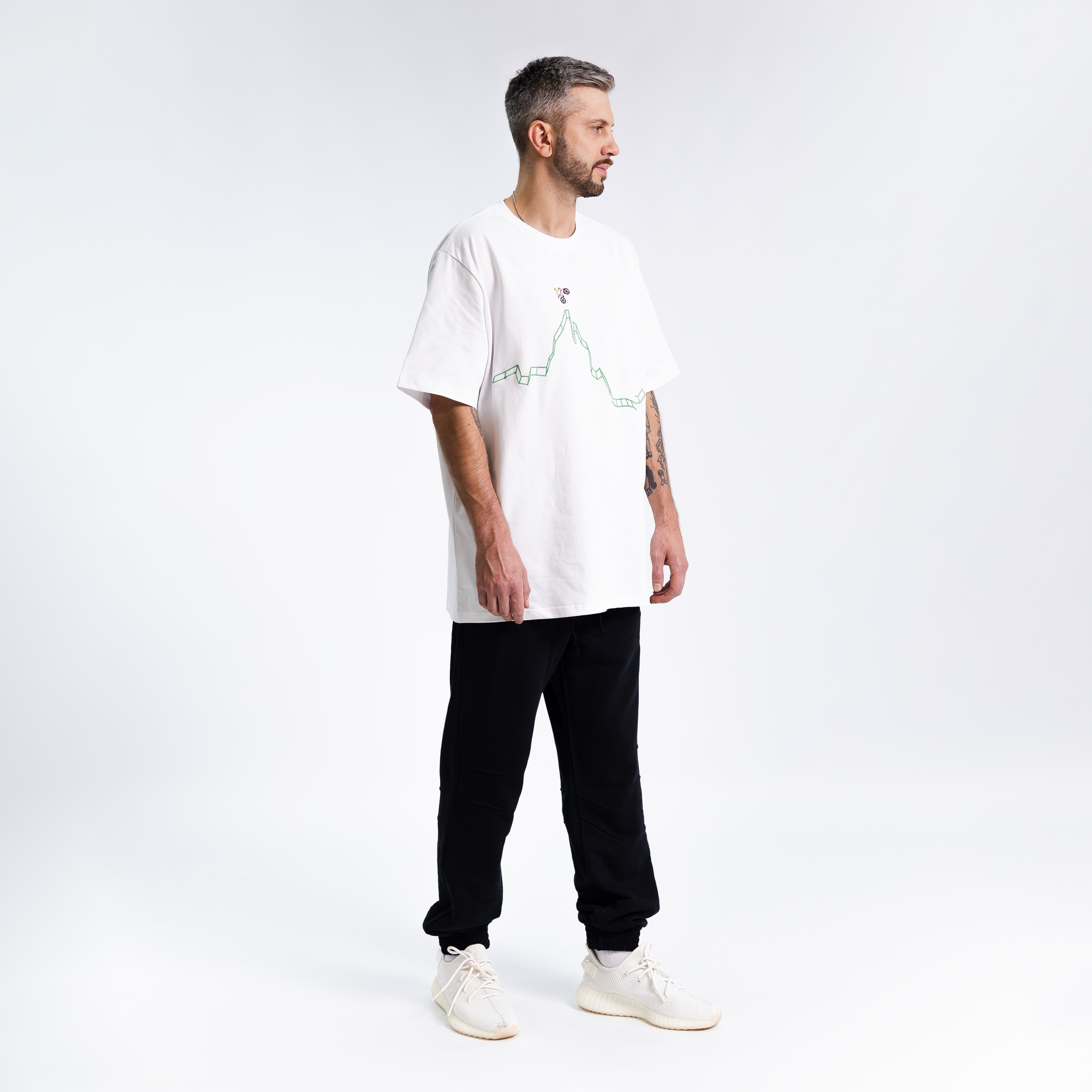 Футболка с вышивкой