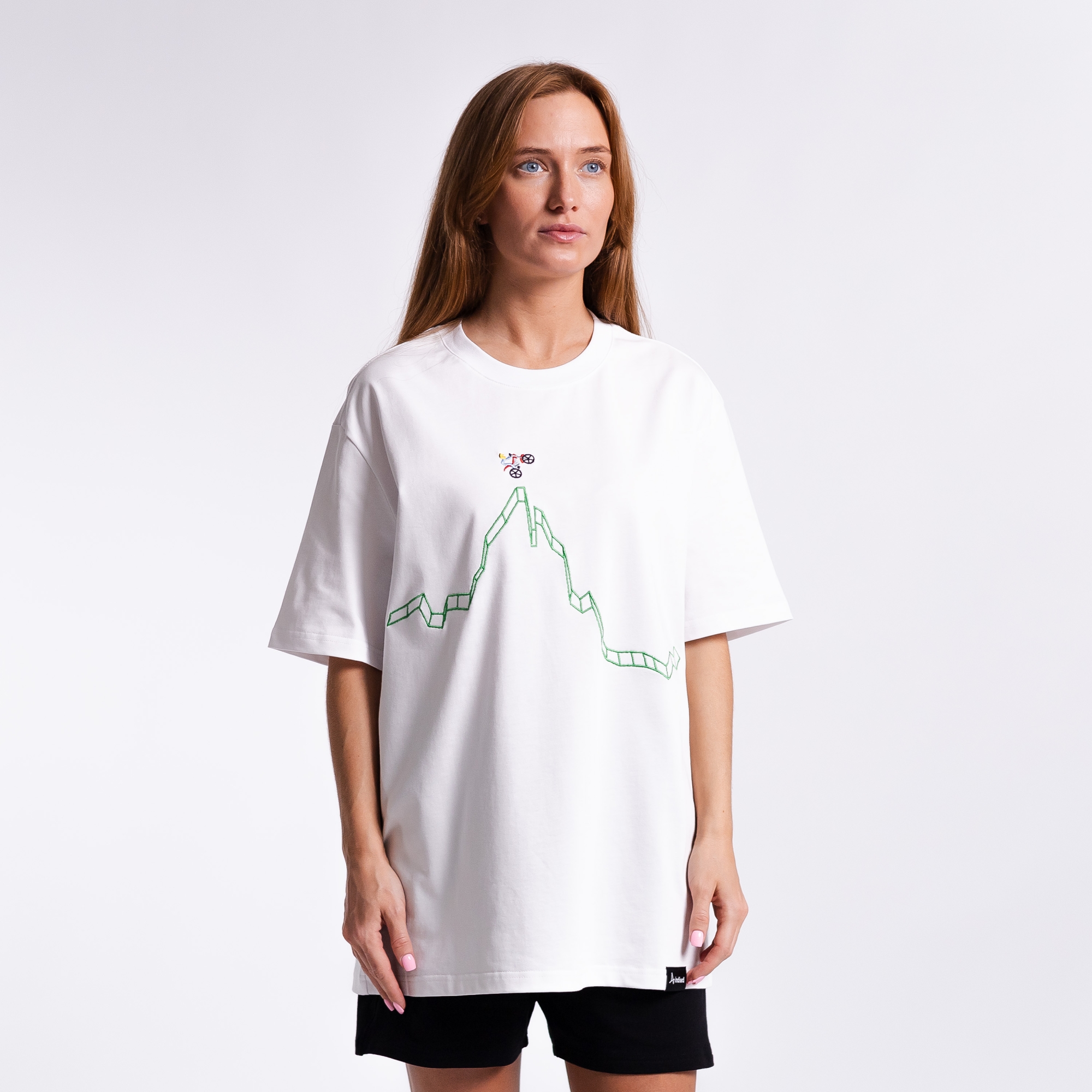 Футболка с вышивкой