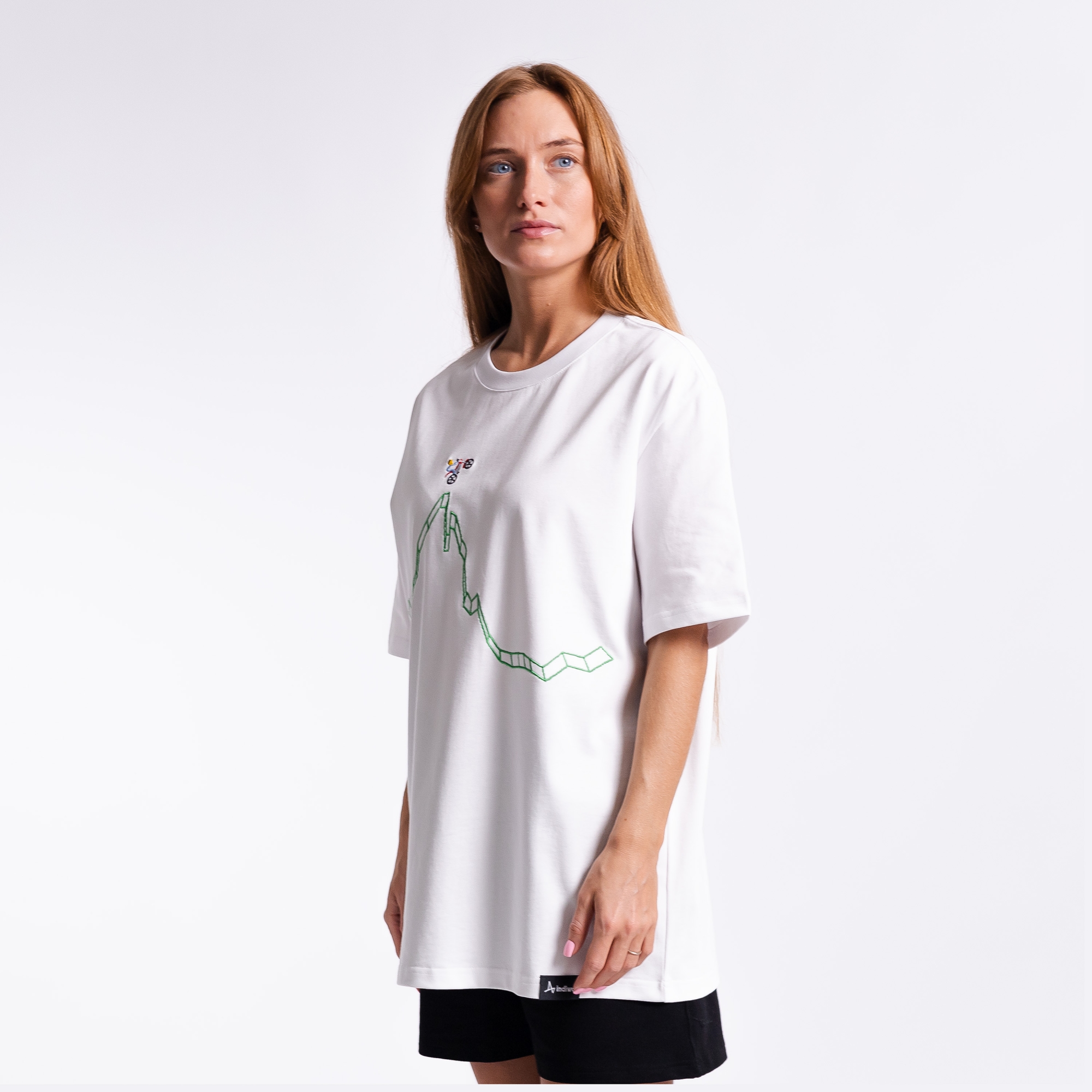 Футболка с вышивкой