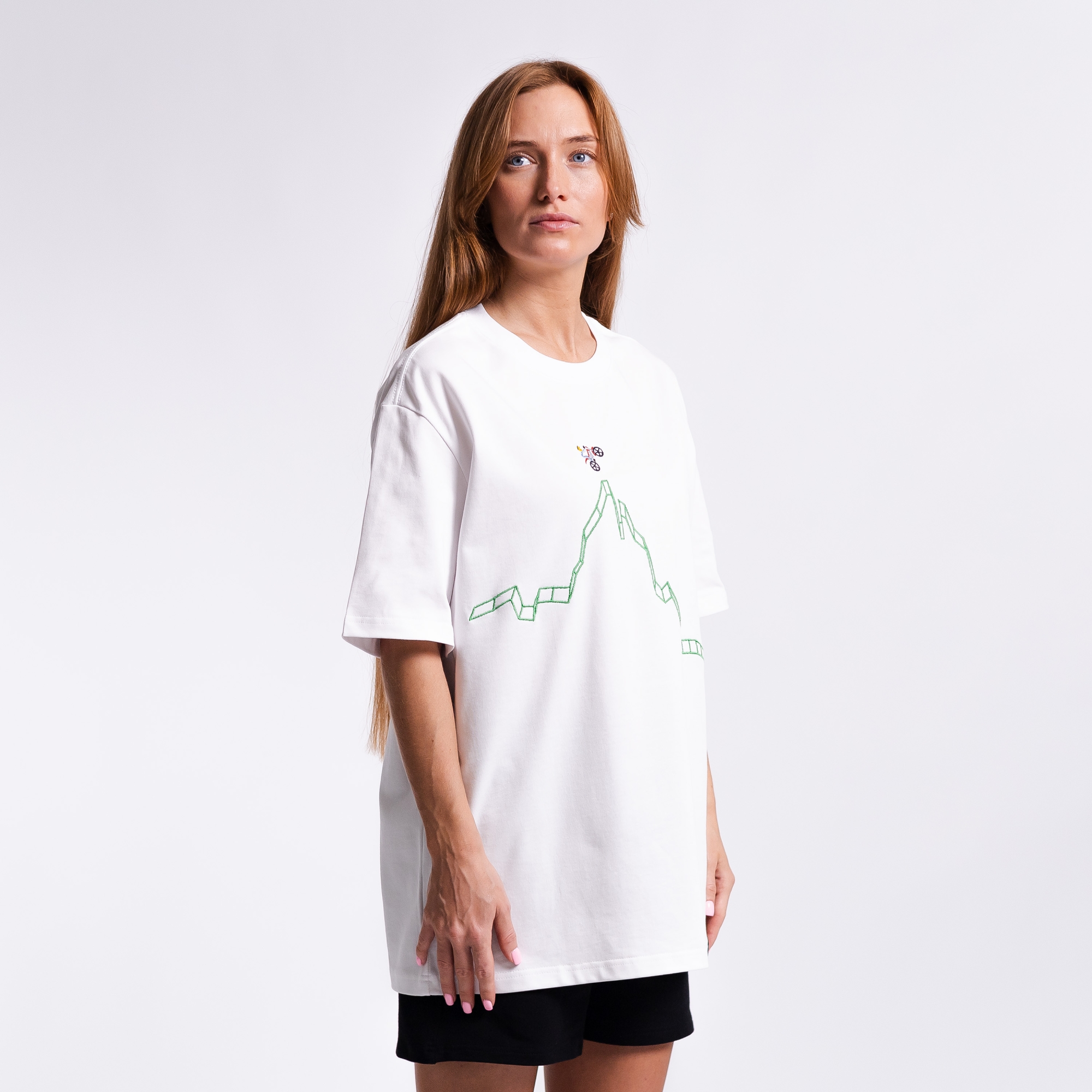 Футболка с вышивкой