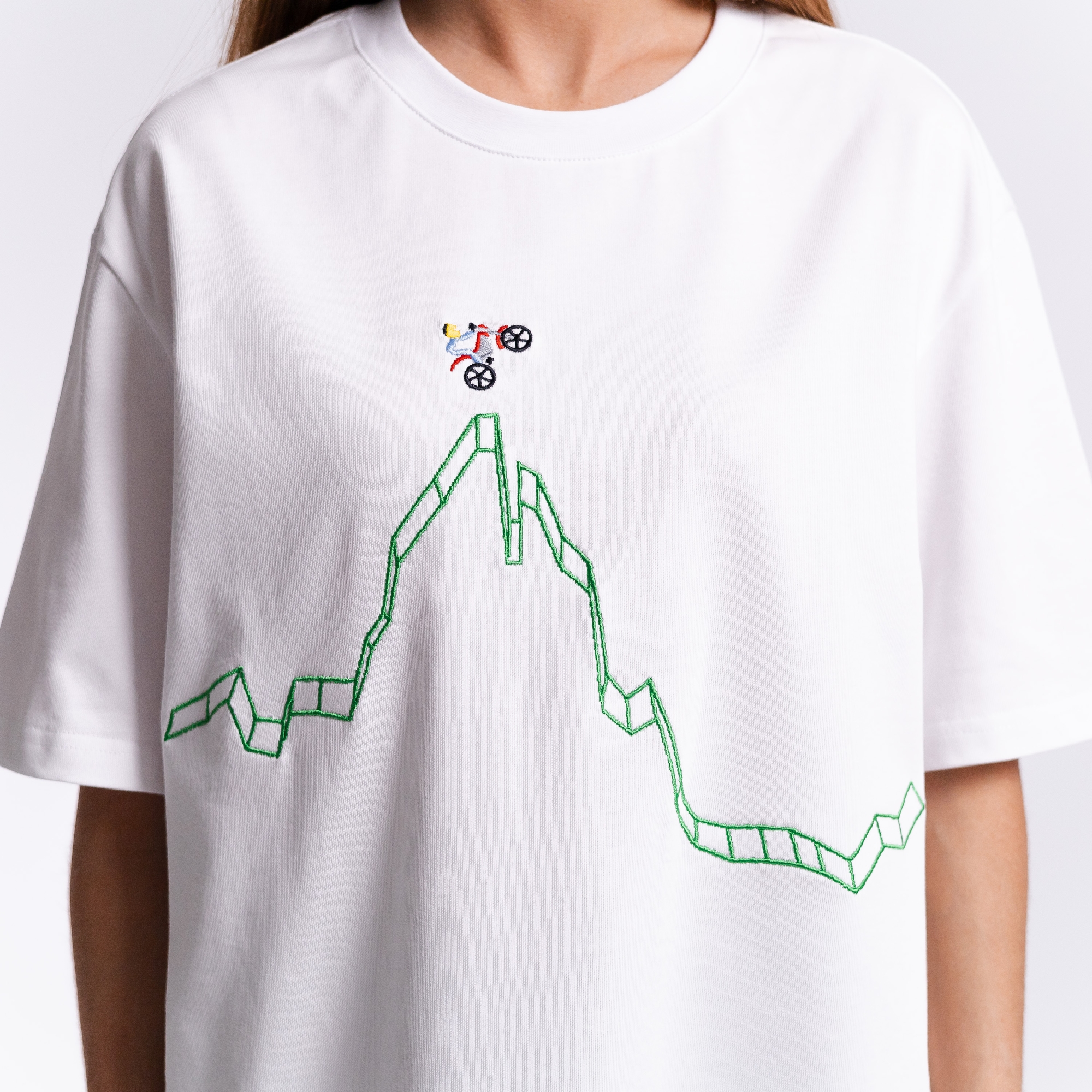 Футболка с вышивкой