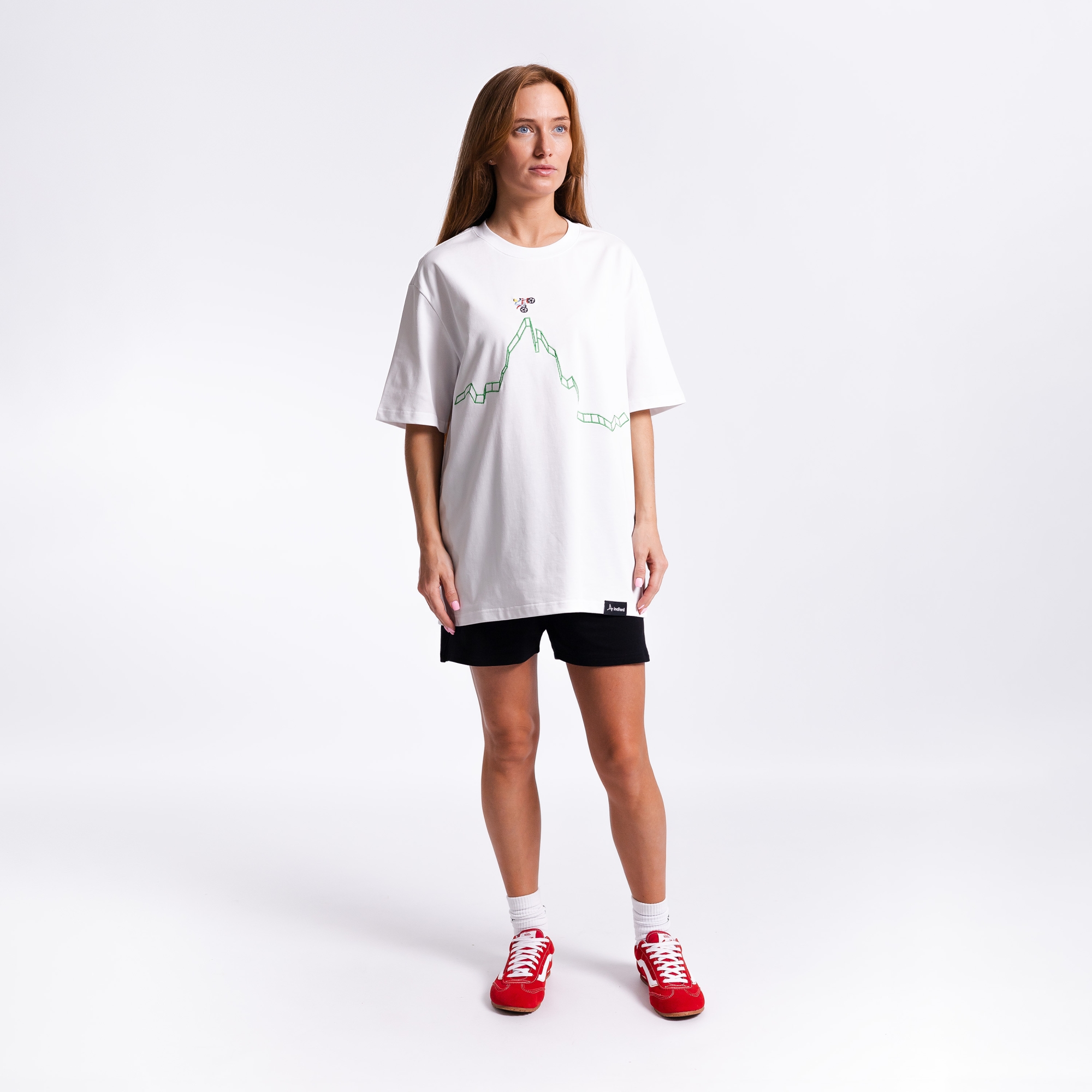 Футболка с вышивкой