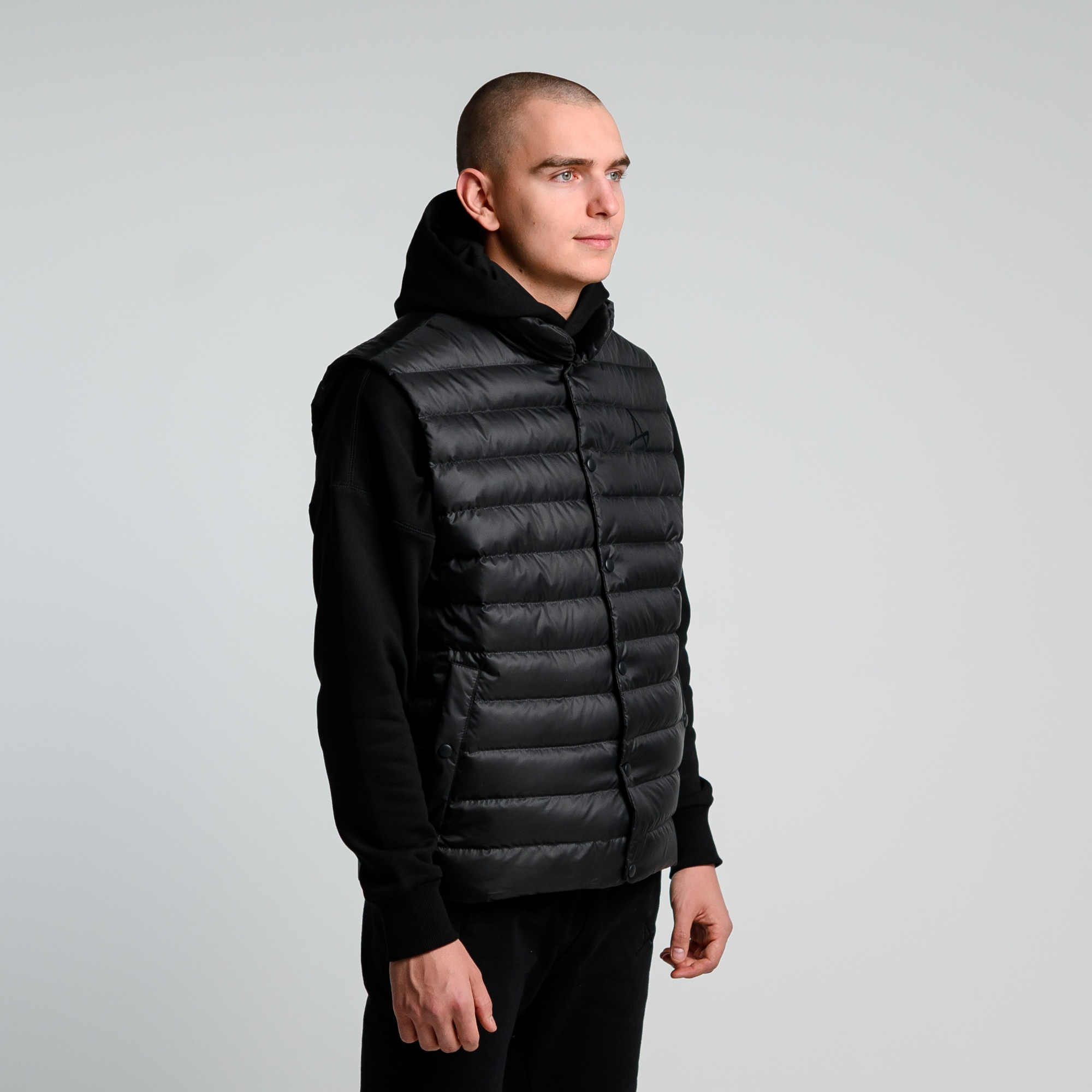 Легкий пуховой жилет