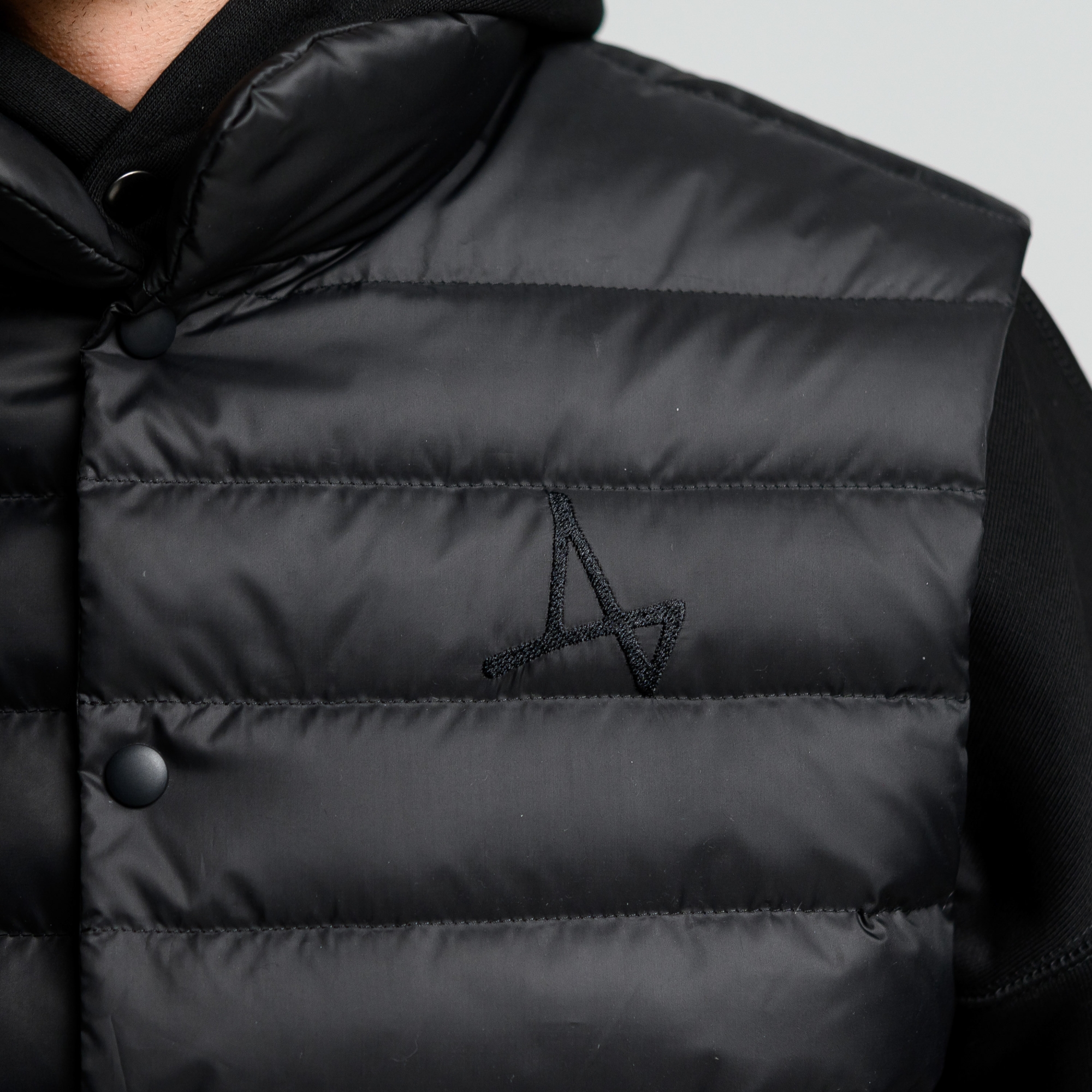 Легкий пуховой жилет