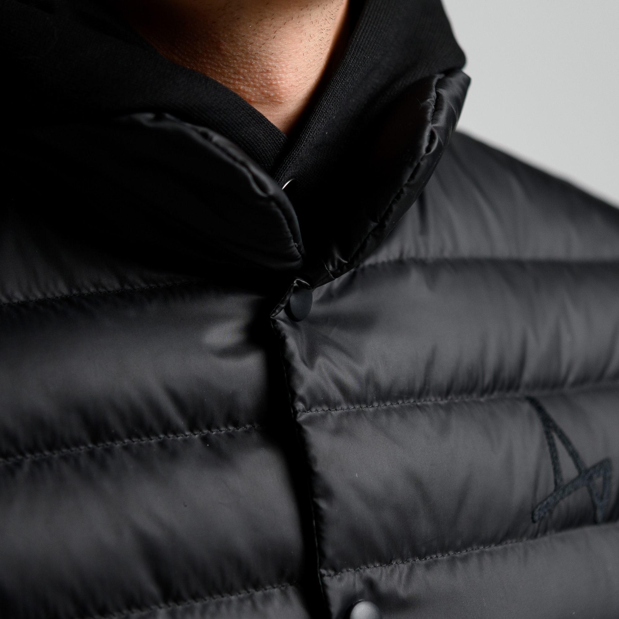 Легкий пуховой жилет