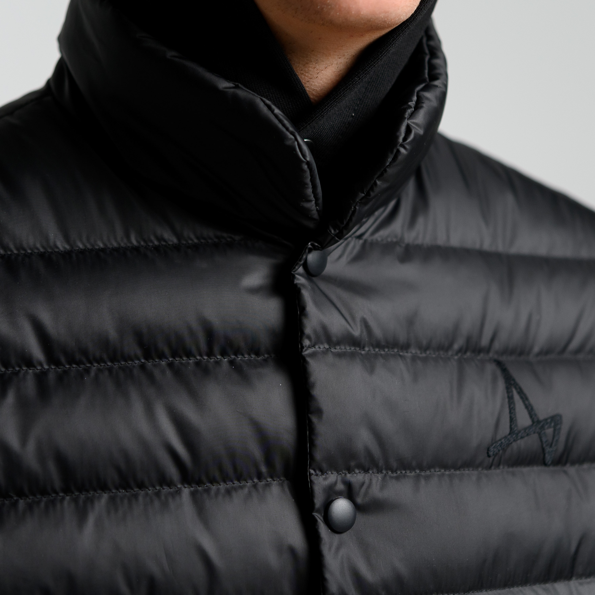 Легкий пуховой жилет